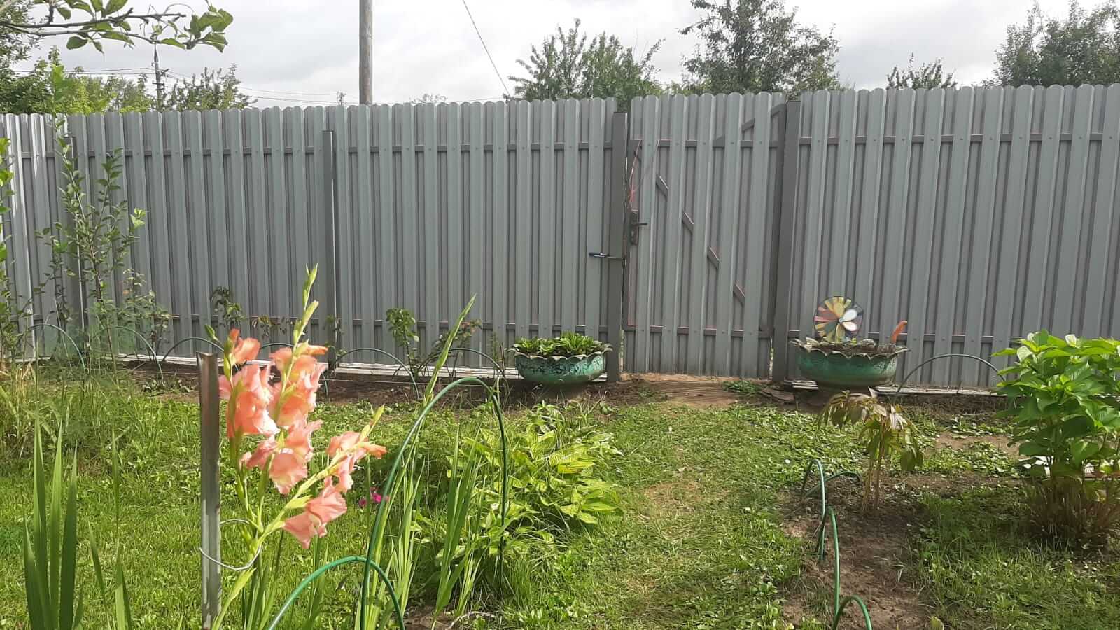 Двухцветный забор из евроштакетника 44м RAL4005 Сиреневый, RAL4006 Пурпурный фото 1 в Калининграде
