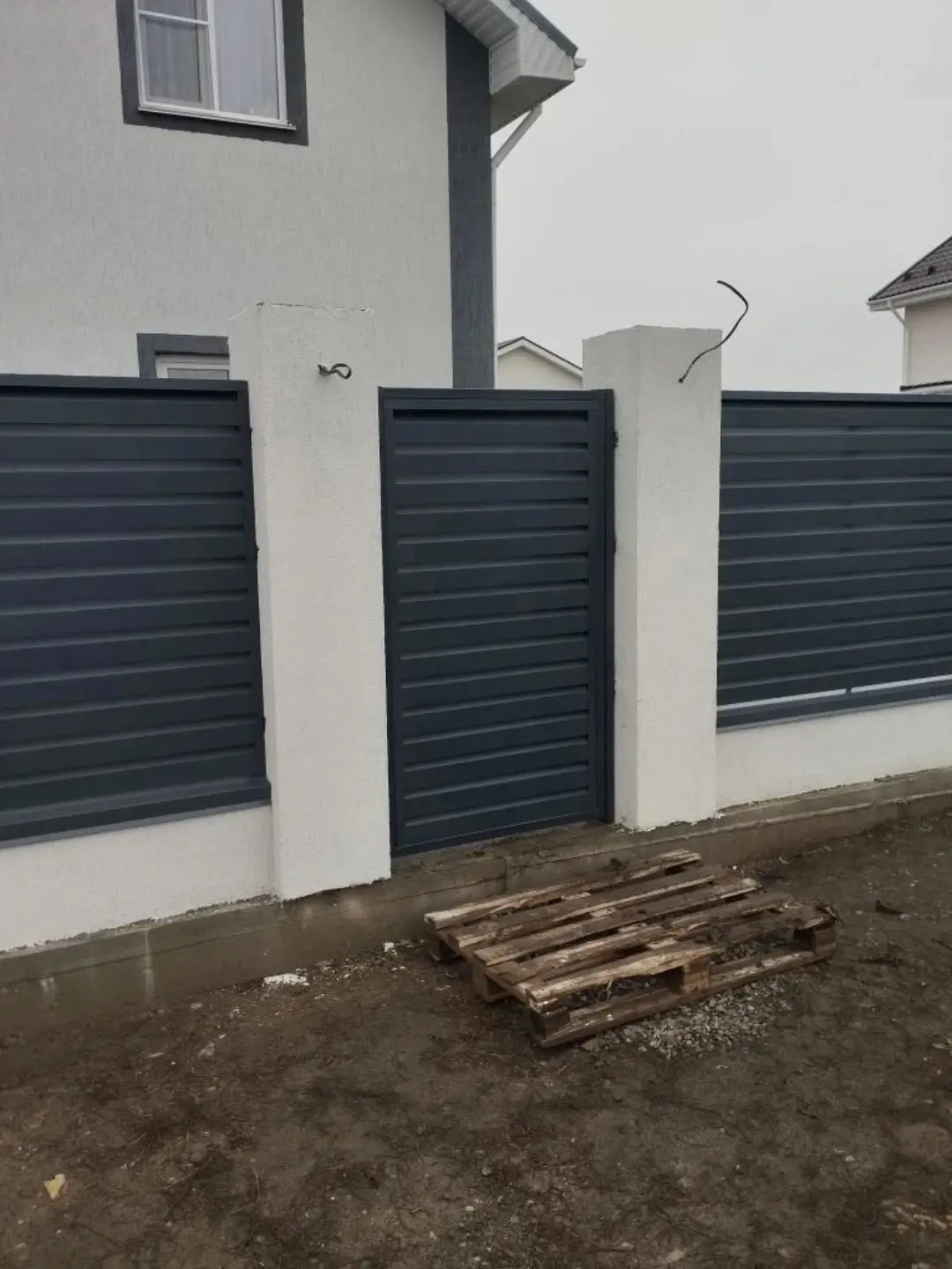 Забор-жалюзи из ламелей Хай-Тек 12м RAL7024 Серый Графит МАТТЕ фото 1 в Калининграде