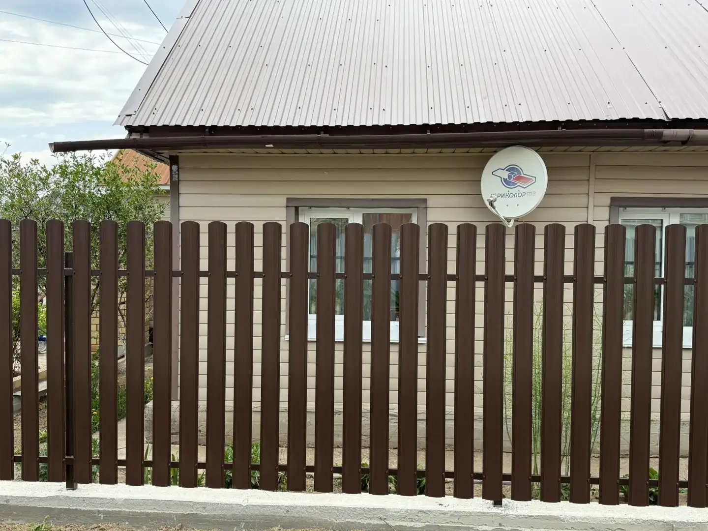 Комбинированный забор из ламелей ЭКО-Z-US и евроштакетника 18м RAL8017 Шоколад МАТТЕ, Полиэстер фото 3 в Калининграде